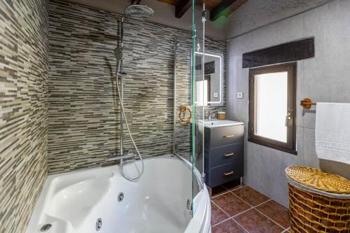 Et badeværelse på APARTAMENTOS EL CORITU