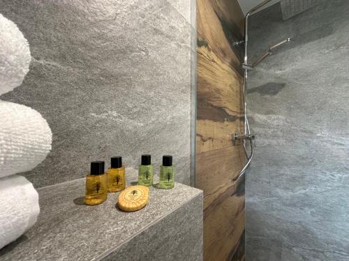 łazienka z 3 butelkami olejków eterycznych na ladzie w obiekcie Bąbelkowa Chata Beskidy Domek z Balią Jacuzzi w mieście Gilowice