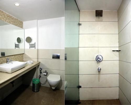 uma casa de banho com um WC e um lavatório em HOTEL IMPERIAL EXECUTIVE em Ludhiana