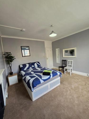 a bedroom with a bed and a table and chairs at Great Flat Close to Edgware Road in London
