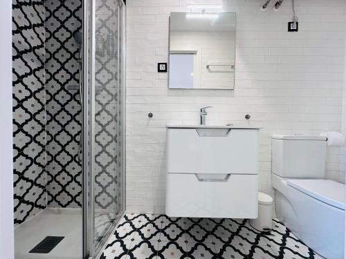 y baño con aseo, lavabo y ducha. en Rainbow Apartments BY BLAUSITGES, en Sitges