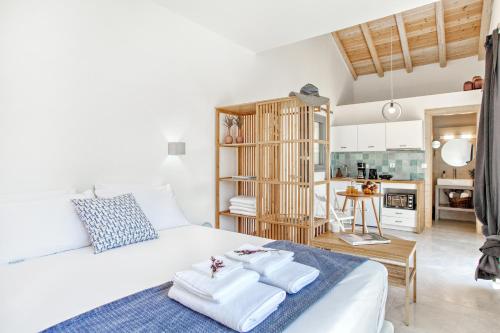 1 dormitorio con 1 cama con toallas en Kumquart estate- Mandarin en Aspiotádes