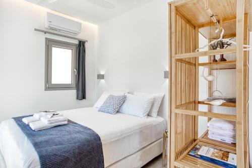 sypialnia z łóżkiem i półką na książki w obiekcie Kumquart estate- Mandarin w mieście Aspiotádes