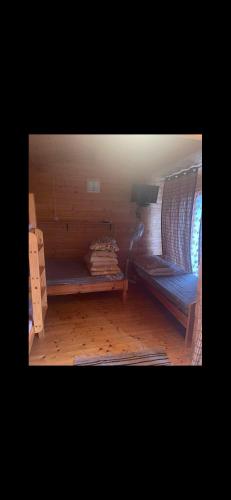 En eller flere senge i et værelse på Домик на берегу Чудского озера