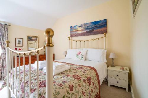 um quarto com uma cama de dossel em Pass the Keys Little Noo 3 bed cottage garden parking em Matson