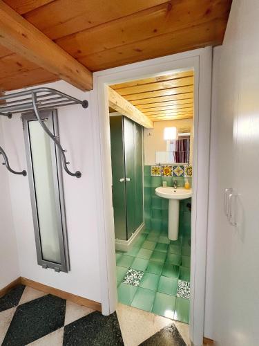a bathroom with a shower and a sink at Pantalica Rooms Affittacamere Sortino Siracusa in Sortino