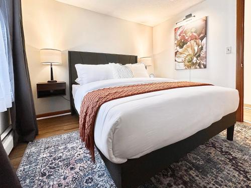 1 dormitorio con 1 cama grande y 1 alfombra en AO Destinations - Wooster Street in Little Italy New Haven, en New Haven
