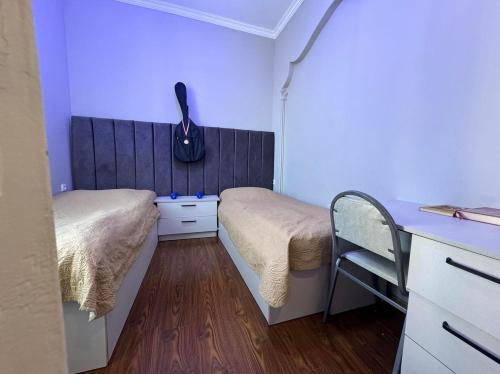 Mały pokój z 2 łóżkami i biurkiem w obiekcie Ios Guest House w Kobuleti