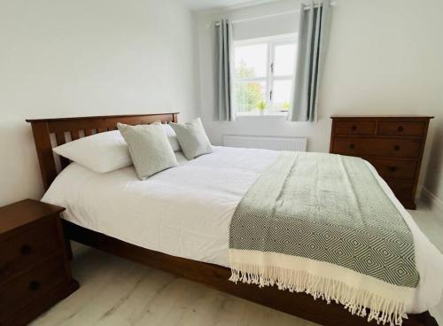 Postel nebo postele na pokoji v ubytování Private apartment ONE on Lough Corrib, Oughterard