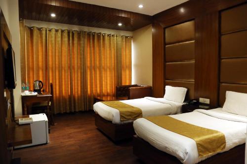 um quarto de hotel com duas camas e uma janela em HOTEL IMPERIAL EXECUTIVE em Ludhiana