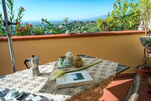 een tafel op een balkon met uitzicht op de stad bij Ferienwohnung für 5 Personen ca 75 qm in Massa e Cozzile, Toskana Provinz Pistoia in Massa e Cozzile