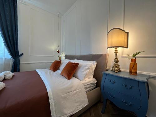 1 dormitorio con 1 cama con mesita de noche azul y lámpara en Umi B&B en Giulianova