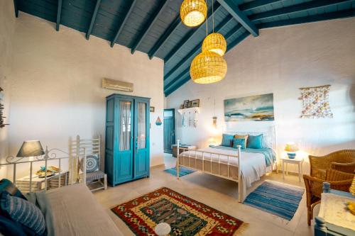 een slaapkamer met een bed en een woonkamer bij Chef's Otelier in Kuşadası