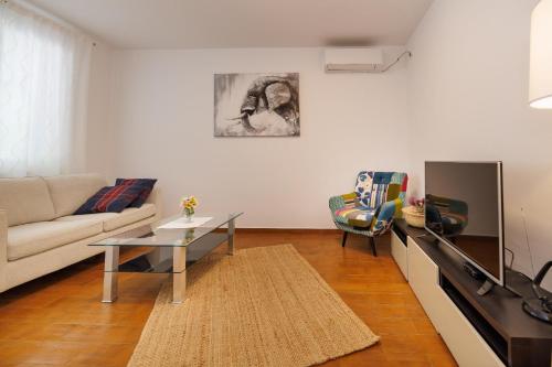 uma sala de estar com um sofá e uma mesa em Ferienwohnung für 4 Personen ca 65 qm in Njivice, Kvarner Bucht Krk em Njivice