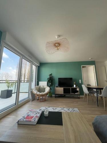 een woonkamer met een bank en een tafel bij Appartement confort in Garches