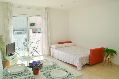 um quarto com uma cama e uma mesa com pratos em Nova Apartment by Hello Homes Sitges em Sitges