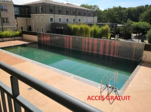 Bazén v ubytování Suite Deluxe vue sur Golf nebo v jeho okolí