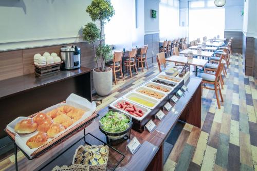 een buffet lijn met veel verschillende soorten eten bij Business Inn Norte in Sapporo