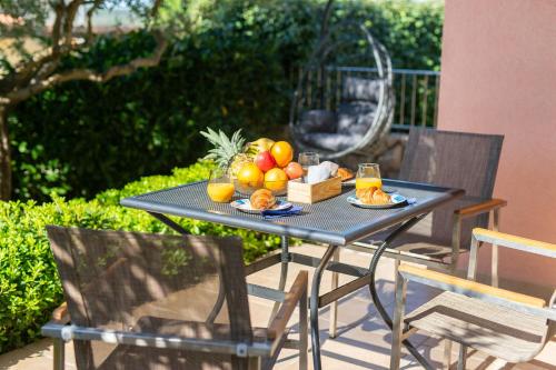 een tafel met een fruitschaal erop bij Happy Point in Krk