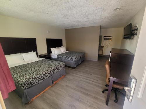 Giường trong phòng chung tại Econo Lodge Las Vegas