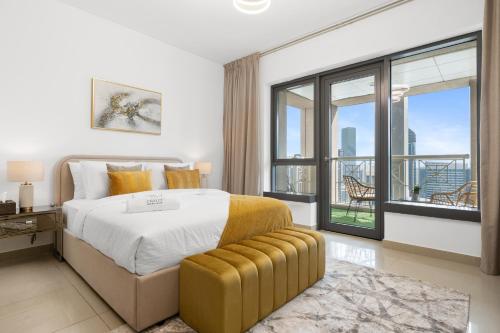 sypialnia z dużym łóżkiem i balkonem w obiekcie Luxury Studio, 29 Boulevard Burj Khalifa Downtown - Chalet Homes w Dubaju
