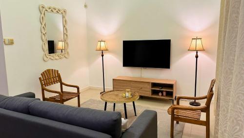 salon z kanapą i telewizorem z płaskim ekranem w obiekcie Charming Villa with Private Pool w mieście La Rotraite