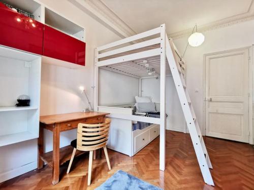 - une chambre avec un bureau et des lits superposés dans l'établissement Appartement Nice Bellecour, à Nice