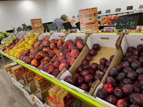 a display of fruits and vegetables in a grocery store at 3 Marias da Retirada in Lousa