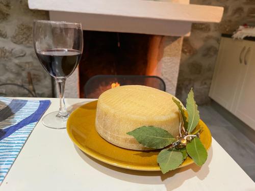 a hat on a yellow plate next to a glass of wine at 3 Marias da Retirada in Lousa
