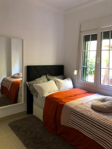 ein Schlafzimmer mit einem Bett und einem großen Spiegel in der Unterkunft Casa Mochi in La Laguna