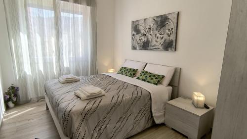 1 dormitorio con 1 cama con 2 toallas en Vento Di Grecale, en Erice