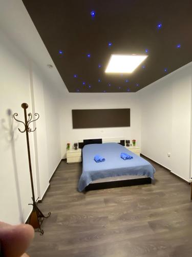 una camera con un letto in una stanza con stelle sul soffitto di ΙΣΟΓΕΙΟ ΕΠΙΠΛΩΜΕΝΟ ΔΙΑΜΕΡΙΣΜΑ 