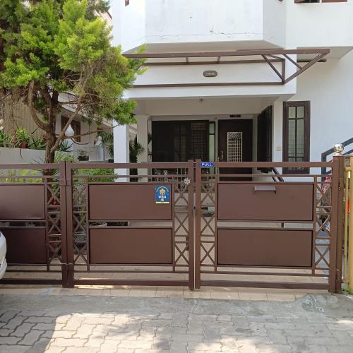 um portão em frente a uma casa em Parthasarathy Home stay em Trivandrum