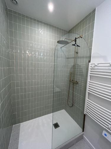 une douche avec une porte vitrée dans une salle de bain dans l'établissement Villa bassin d’Arcachon Notre Hutte, à Gujan-Mestras