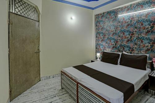 Łóżko lub łóżka w pokoju w obiekcie OYO Flagship HOTEL RAJENDRA PALACE