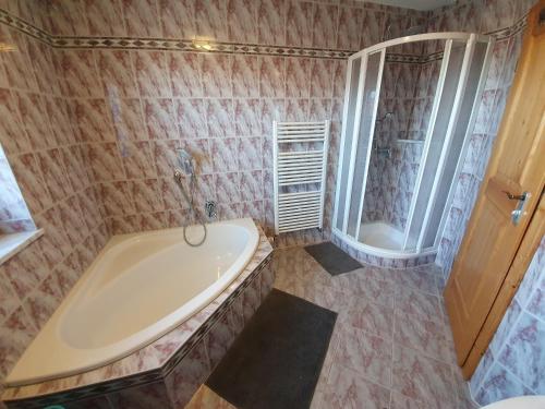 La salle de bains est pourvue d'une baignoire, d'une douche et d'un lavabo. dans l'établissement Erdgeschosswohnung mit Terrasse (Netflix, YouTube premium, ...), à Otting