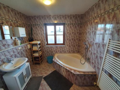 La salle de bains est pourvue d'une baignoire et d'un lavabo. dans l'établissement Erdgeschosswohnung mit Terrasse (Netflix, YouTube premium, ...), à Otting