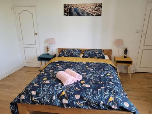 une chambre avec un lit avec deux oreillers dessus dans l'établissement Appart plein cœur de Marseille, à Marseille