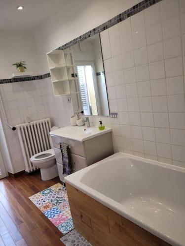 une salle de bain avec une baignoire, un lavabo et des toilettes dans l'établissement Appart plein cœur de Marseille, à Marseille