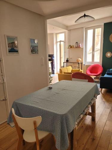 un salon avec une table et des chaises dans l'établissement Appart plein cœur de Marseille, à Marseille