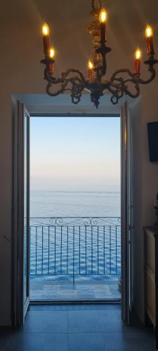 eine offene Tür zu einem Balkon mit Meerblick in der Unterkunft Casa Gargano Ravello Amalfi Coast in Amalfi