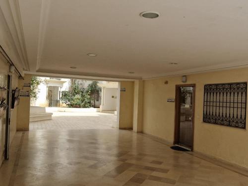 an empty hallway with a door in a building at Tom I Lilas Clinique Pasteur in Ariana