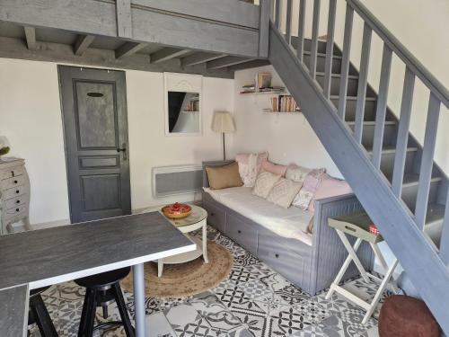 Ein Sitzbereich in der Unterkunft le Cabanon de LEA