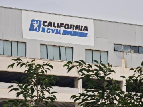 a building with a sign on the side of it at Tom I Lilas Clinique Pasteur in Ariana
