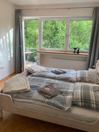 1 cama en un dormitorio con ventana en Ganzes Haus in der Altstadt, ideal für 2 Personen, 4 Gäste möglich en Quakenbrück