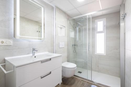 A bathroom at Niza 12-A Apartment Levante Beach