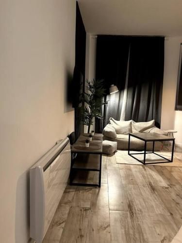 ein Wohnzimmer mit einem Sofa und einem Tisch in der Unterkunft High-quality flat near city in Brüssel