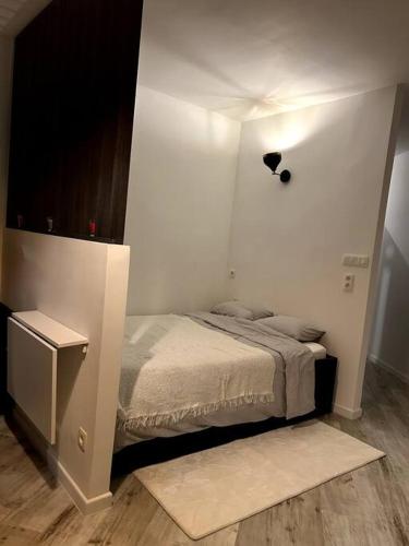 ein Schlafzimmer mit einem Bett in einem weißen Zimmer in der Unterkunft High-quality flat near city in Brüssel