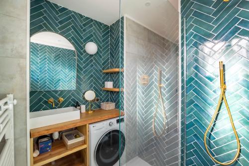 - une buanderie avec un lave-linge et un sèche-linge dans l'établissement Appartement de standing à la Plage d'Hossegor, à Soorts-Hossegor