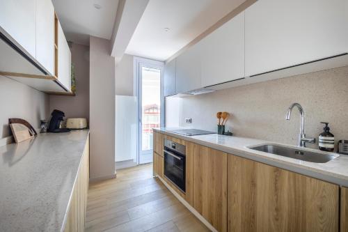 une cuisine avec un évier et un plan de travail dans l'établissement Appartement de standing à la Plage d'Hossegor, à Soorts-Hossegor